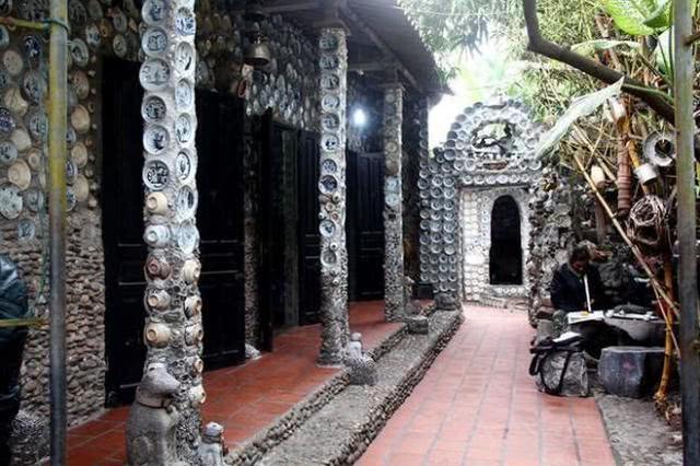 @男子不工作用15年收藏9千多个古董,为防丢失将古董都粘墙上