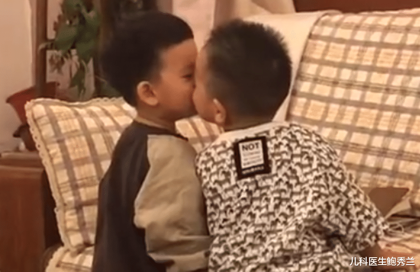 兩個小男孩毫無征兆的“親吻”火瞭，網友：你們長大後會後悔的！-圖2