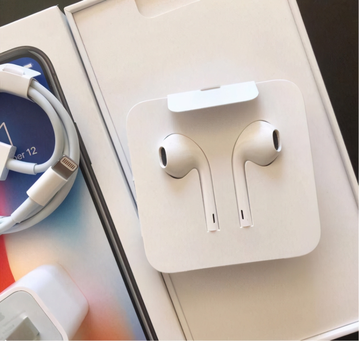 苹果公司|20亿个不能用的苹果充电器，库克，你的这波强制“环保”翻车了