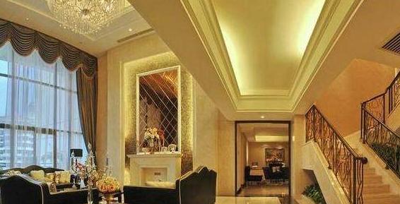 参观黄磊一家人住的房子，大门上都带雕花，进门感觉像皇宫