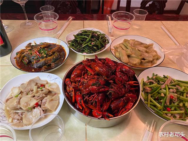 小龙虾|开学孩子在老家不想回来，老妈发6天的饭菜照片，网友：想家了！
