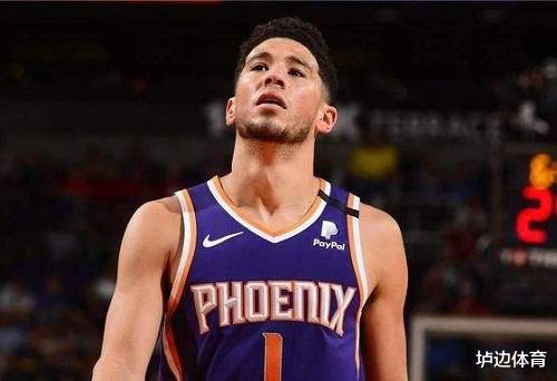 布克▲停赛让NBA球星都成了游戏主播，别等开赛一看都废了