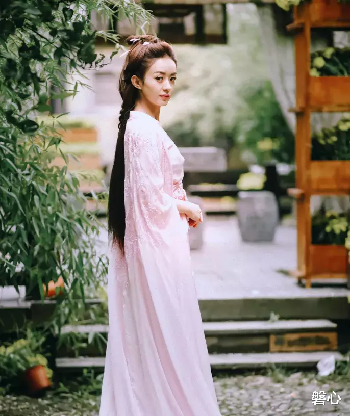 「李沁」9年前她给李沁做配角，7年后李沁给她做配角，网友：最强逆袭