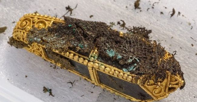 『文物』男子在野外挖了一个未知的物体，专家估计它超过一千万！