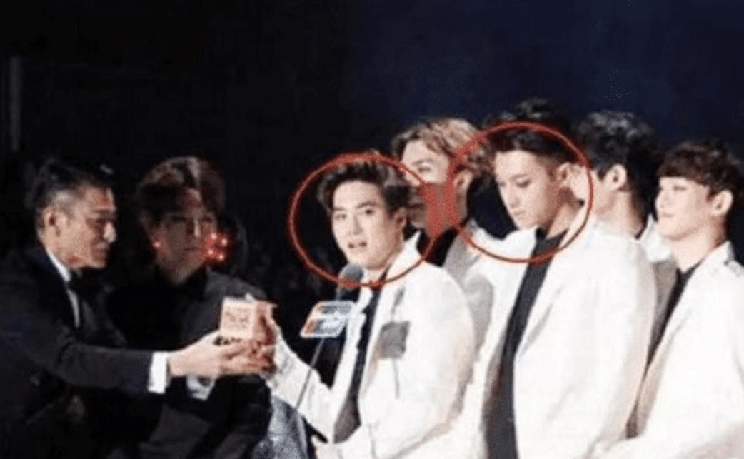 刘德华@?当年那个单手接刘德华奖杯,还满脸不屑的小鲜肉,如今怎么样了?