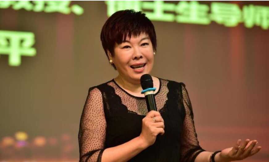 【央视】曾是央视知名女主持，却因耍大牌自毁前程，如今55岁却成这样