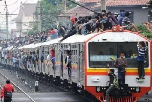 【印度】印度火车又挂满人？去了之后知道，原来大家都被骗了很多年