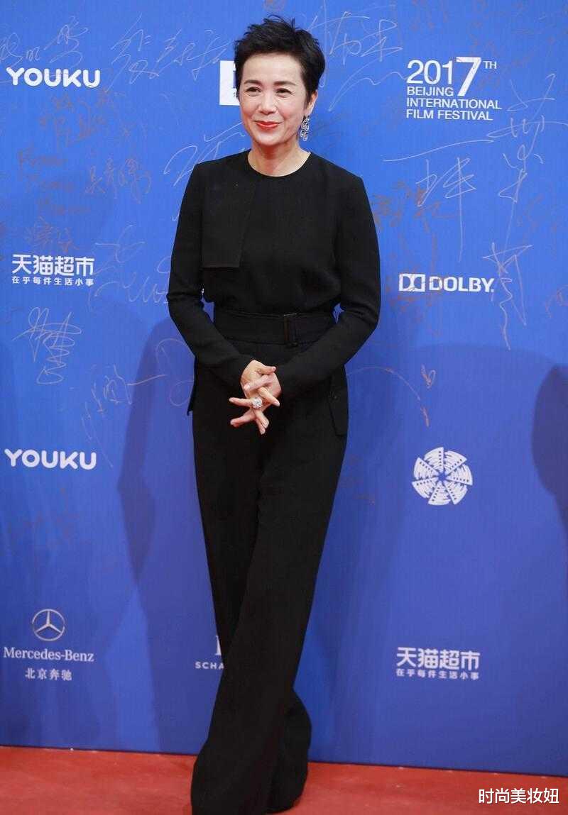 穿衣搭配|蒋雯丽真的老了，穿黑色连体裤配超短发又A又飒，无滤镜眼纹真实