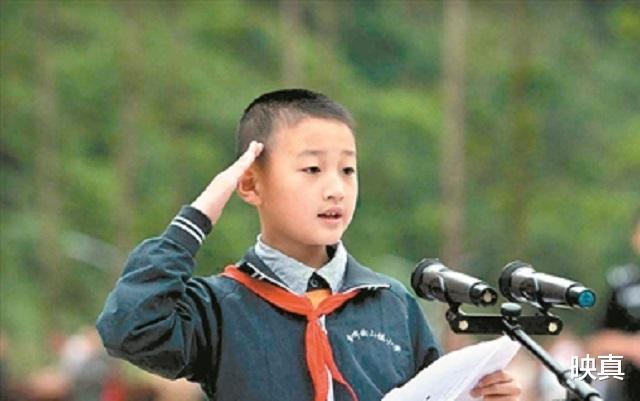 映真|12年前,汶川地震中被救的\"敬礼男孩\",如今过得怎样?