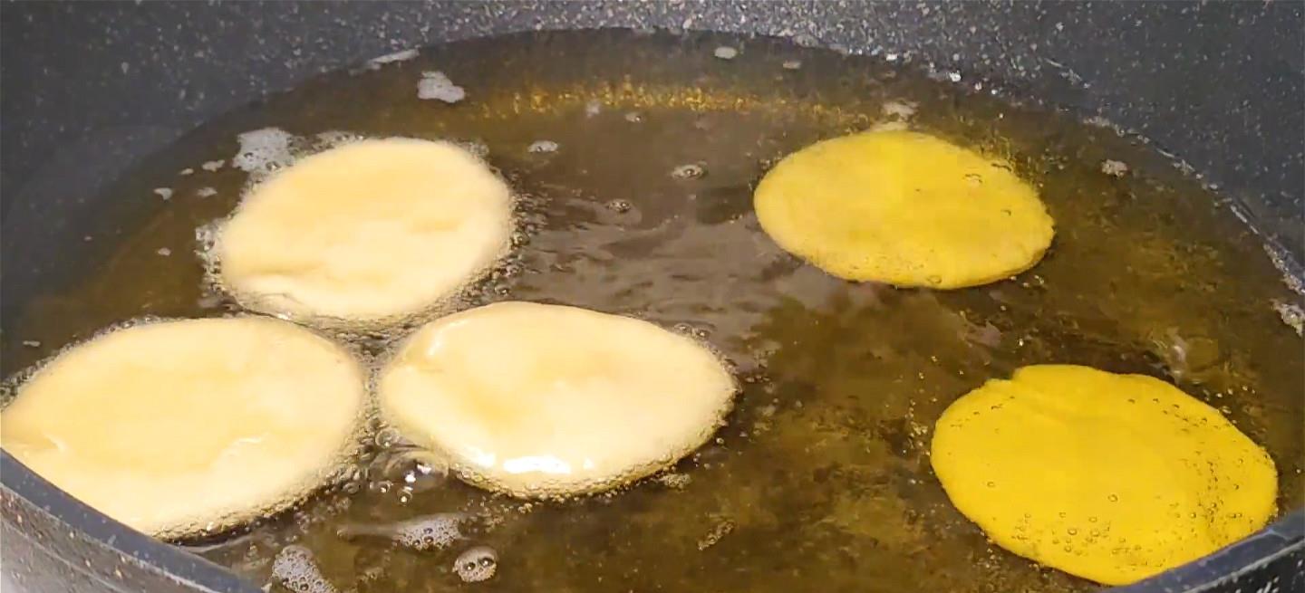 「油饼」面粉很神奇的做法,杯子一按放锅里,个个空心鼓大泡,简单的美味