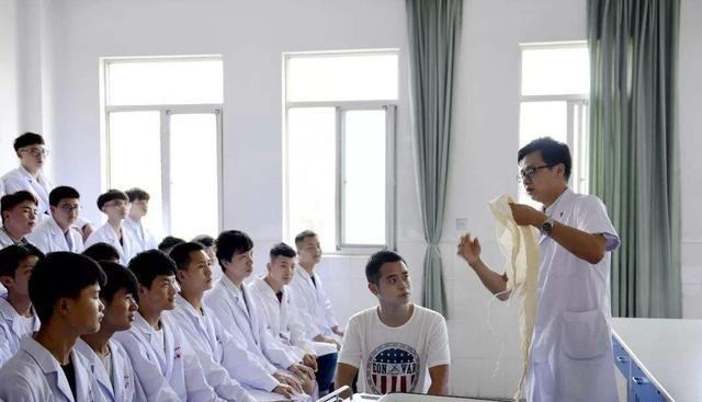 临床医学专业|二本院校专业的分数线都很低？网友：你太幼稚！尤其这类专业很高