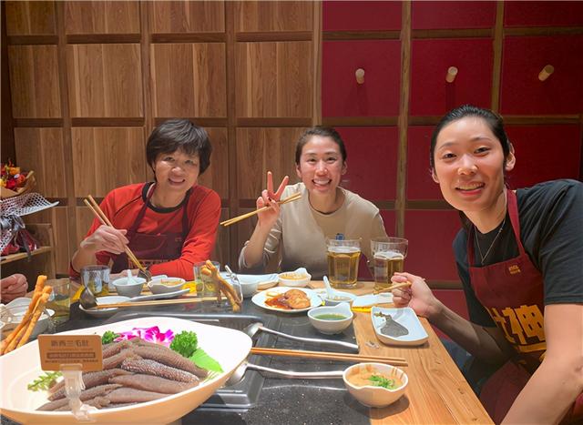 郎平|郎平公私分明！与朱婷姚迪聚会吃火锅，提醒她俩吃太多：一起加练