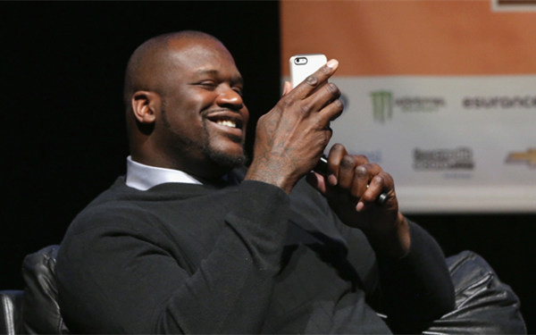 教练|奥尼尔的手有多大？手掌比女友腰还宽，鸡腿在手中像牙签！