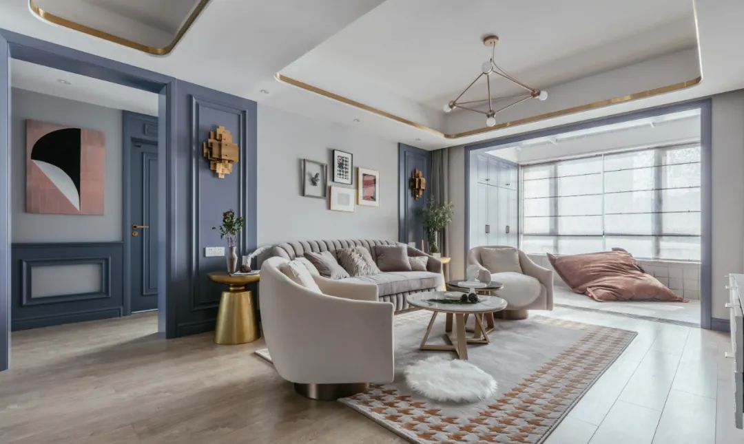 []132㎡美式轻奢，墙面蓝色造型，吊顶金属线框，营造出安静华丽