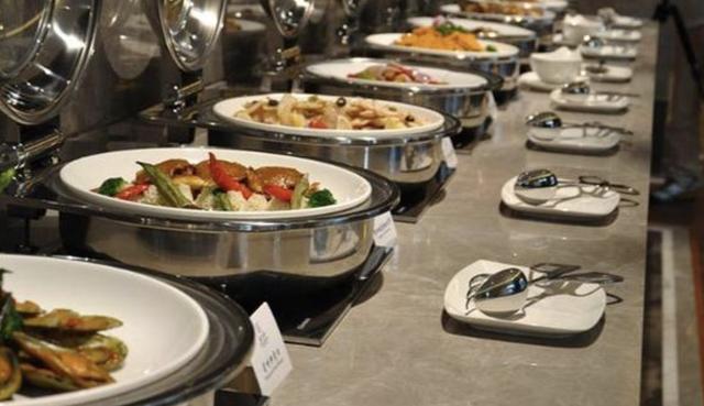 自助餐@为什么自助餐一吃就饱？离职服务员告诉你：真正问题出现在食物里