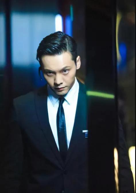 美杜莎|36岁陈伟霆：我腹肌8块、球鞋81w、拒绝欧阳娜娜…