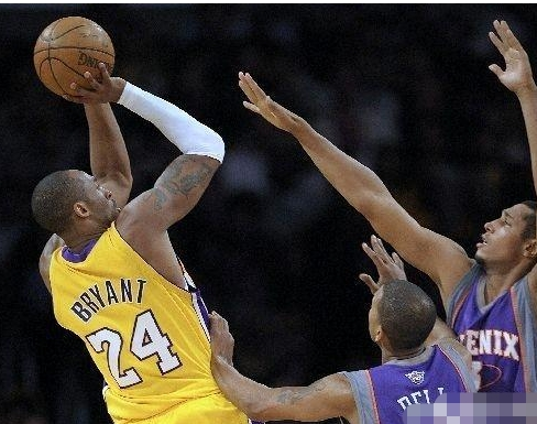 科比·布莱恩特：科比一个后卫为啥如此的钟情于背打？