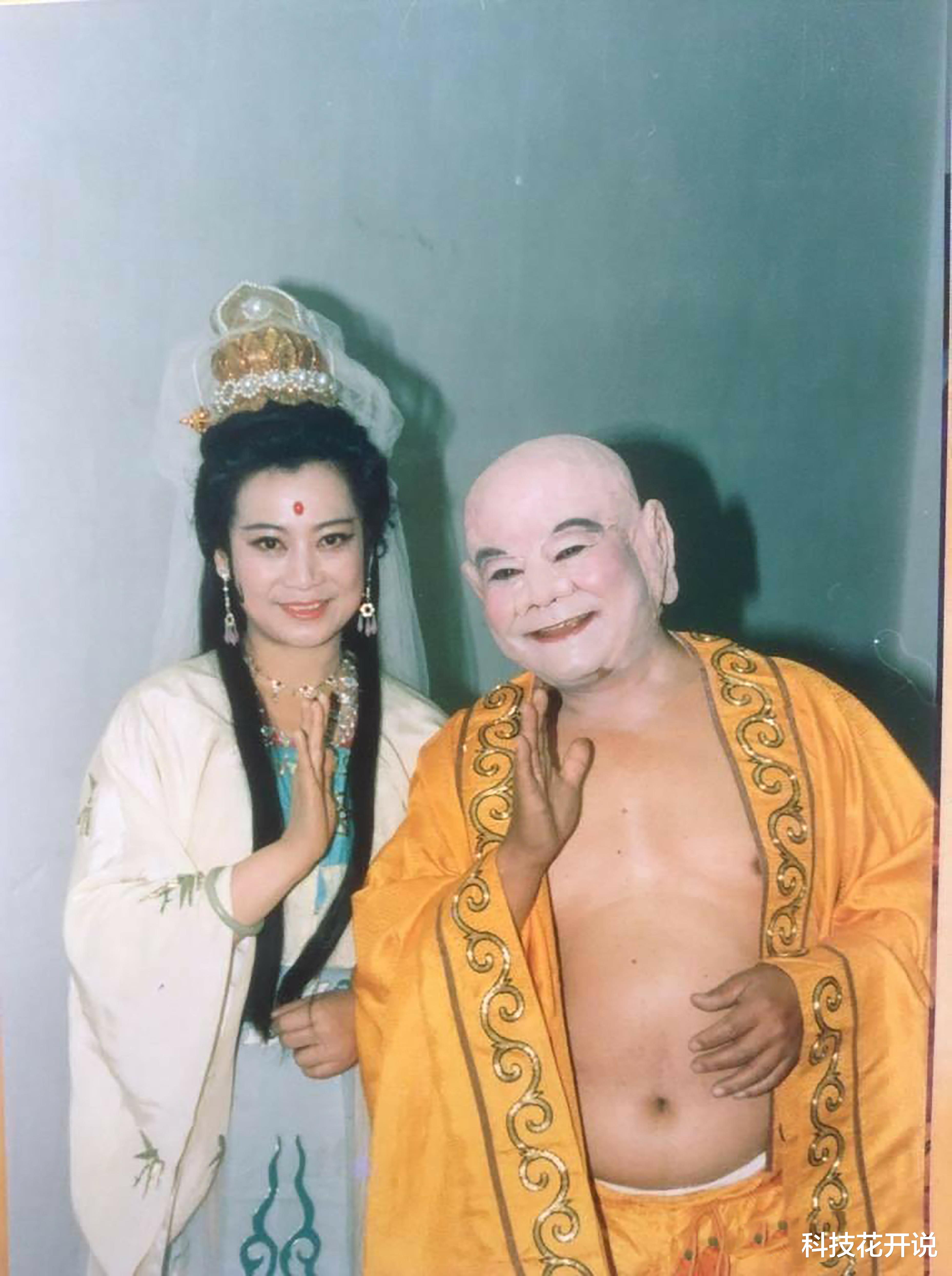 成龙|无法重拍的瞬间：吸烟的张曼玉，跑龙套的成龙，与秦汉在海边戏水的林青霞