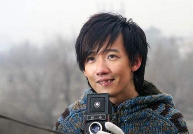 『』他凭《桃花朵朵开》红遍全国，满口獠牙被老婆抛弃，借百万拔牙后成“男神”