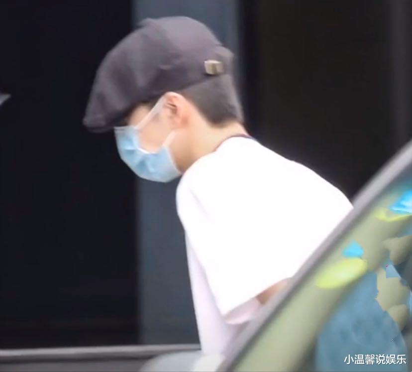 王一博|王一博回长沙也成了“炭烧兔爪”，录节目彻底晒黑了，裤子不合适不停的整理
