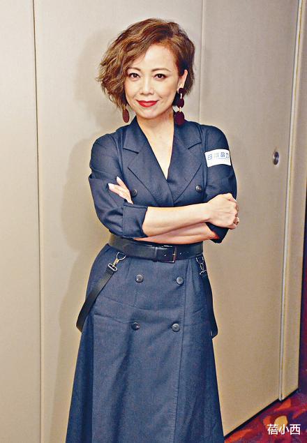 西装|邓萃雯真有54岁？穿西装连衣裙配短发亮相，虽一生未嫁却美得惊艳