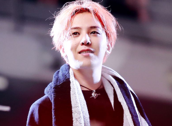 发型■权志龙终于换新发型，贴头皮中分扎马尾，粉丝：真不愧是艺术家