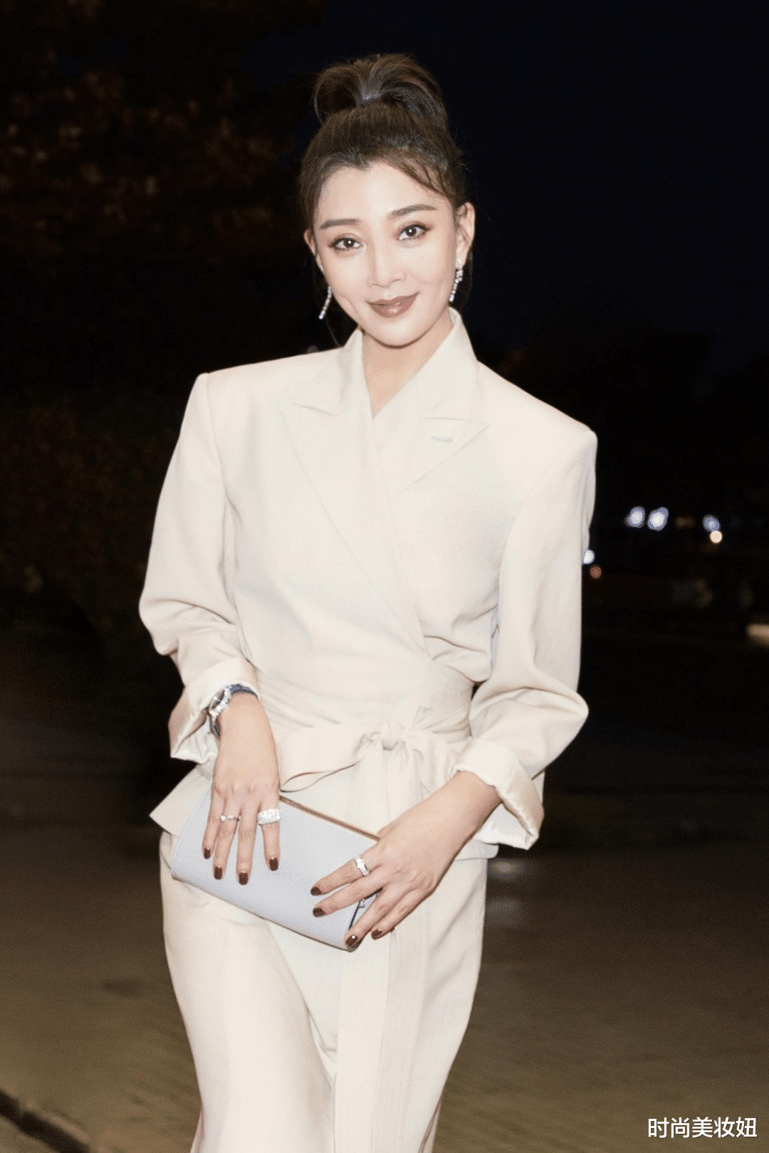 西装|殷桃的“美”太惊艳!穿杏色西装连衣裙配高马尾,真的被迷住了