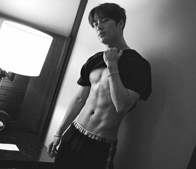 『王嘉尔』王嘉尔隔离结束离开酒店，看到他离开之后的房间，暴露明星真实素养