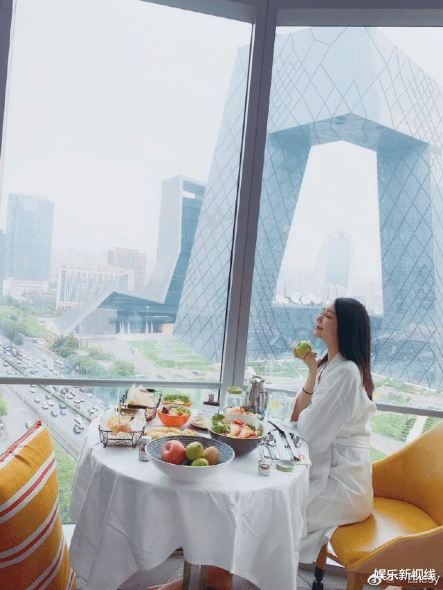 潘玮柏|潘玮柏妻子再盗7张网红自拍照?取景姿势相似度98%,被嘲统一培训