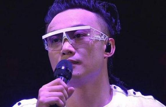 演唱会|歌手开过最惨的演唱会：用黑布把座位盖住，冒充观众