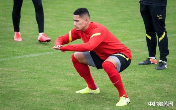 国足|国足全新中卫组合浮出水面！归化搭档小将，恒大铁卫或被李铁放弃