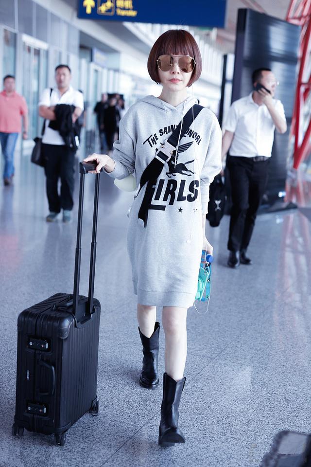 卫衣|鲁豫也太“嫩”了吧，卫衣裙配齐耳短发，50岁活力青春似美少女