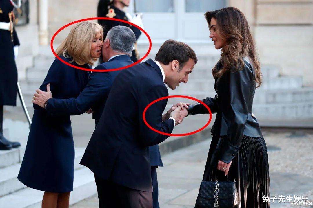 『埃马纽埃尔·马克龙』43岁马克龙见50岁约旦王后，低头深吻慌了神，还将妻子挤到台阶上