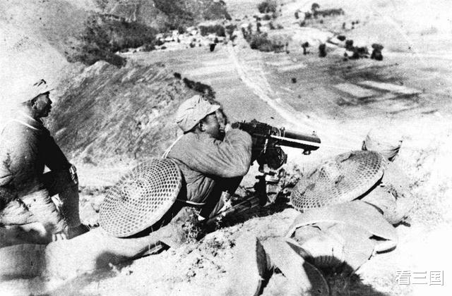 王近山■女兵向将军敬礼，却被当场击毙，士兵们听到理由后拍手叫好