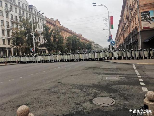 抗議者包圍總統府，大批軍警全副武裝，盧卡申科父子手握步槍現身-圖5
