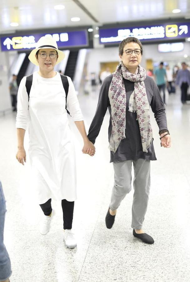 【穿衣搭配】蒋雯丽姐妹好有气质，穿搭简约随性却吸睛，中年活得真实又自在