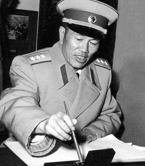 邓华|邓华缴获五箱白金龙烟，只分给主席一支，主席笑笑说：财不露白啊