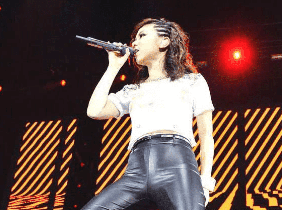 邓紫棋|邓紫棋：我不想穿裤子，造型师：试试裙子吧？结果瞬间惊艳全场！