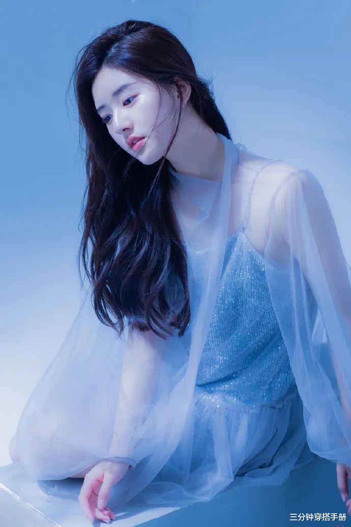 赵露思■“馒头脸”原来也可以很女神！赵露思晒初夏美照，长发披肩超温柔