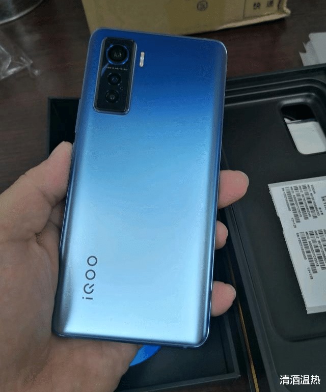 |如果想要一款非曲面屏的5G手机，那目前最值得推荐的是IQOO5。
