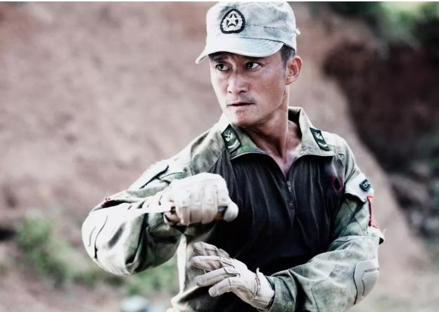 成龙：李连杰成龙拍戏发生冲突，大打出手，吓到大伙，导演硬着头皮拉架