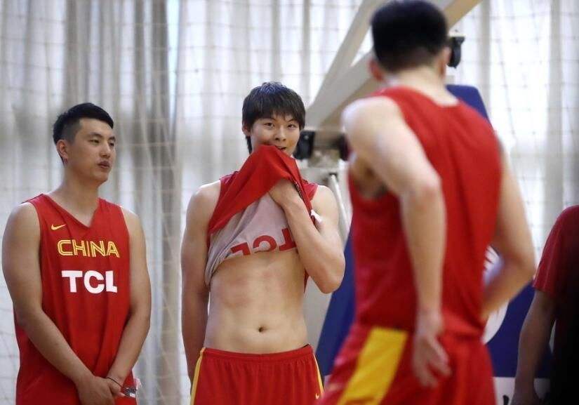 『姚明』姚明的腹肌,易建联的腹肌,周琦的腹肌,没有对比就没有尴尬!