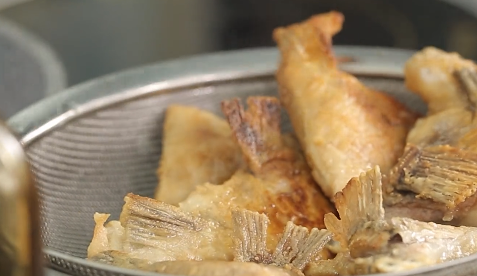 美极煎鱼颈，简单又美味的家常菜，外脆里嫩吃不够！