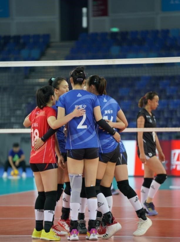 张常宁|张常宁领衔女排小国家队再胜一场，国手进步明显，拦网神器复苏