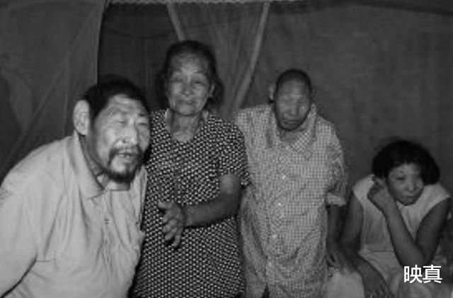 映真|母爱如山！9旬老人生下三个“猴娃”，细心照顾，只为孩子幸福