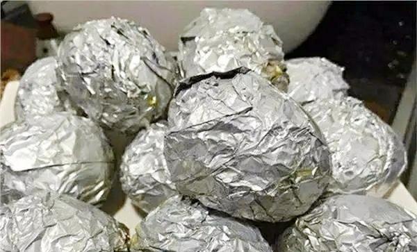 「鸡蛋」街头小吃摊出现鸡蛋新吃法，7元钱2个，顾客排长龙，摊主忙不过来