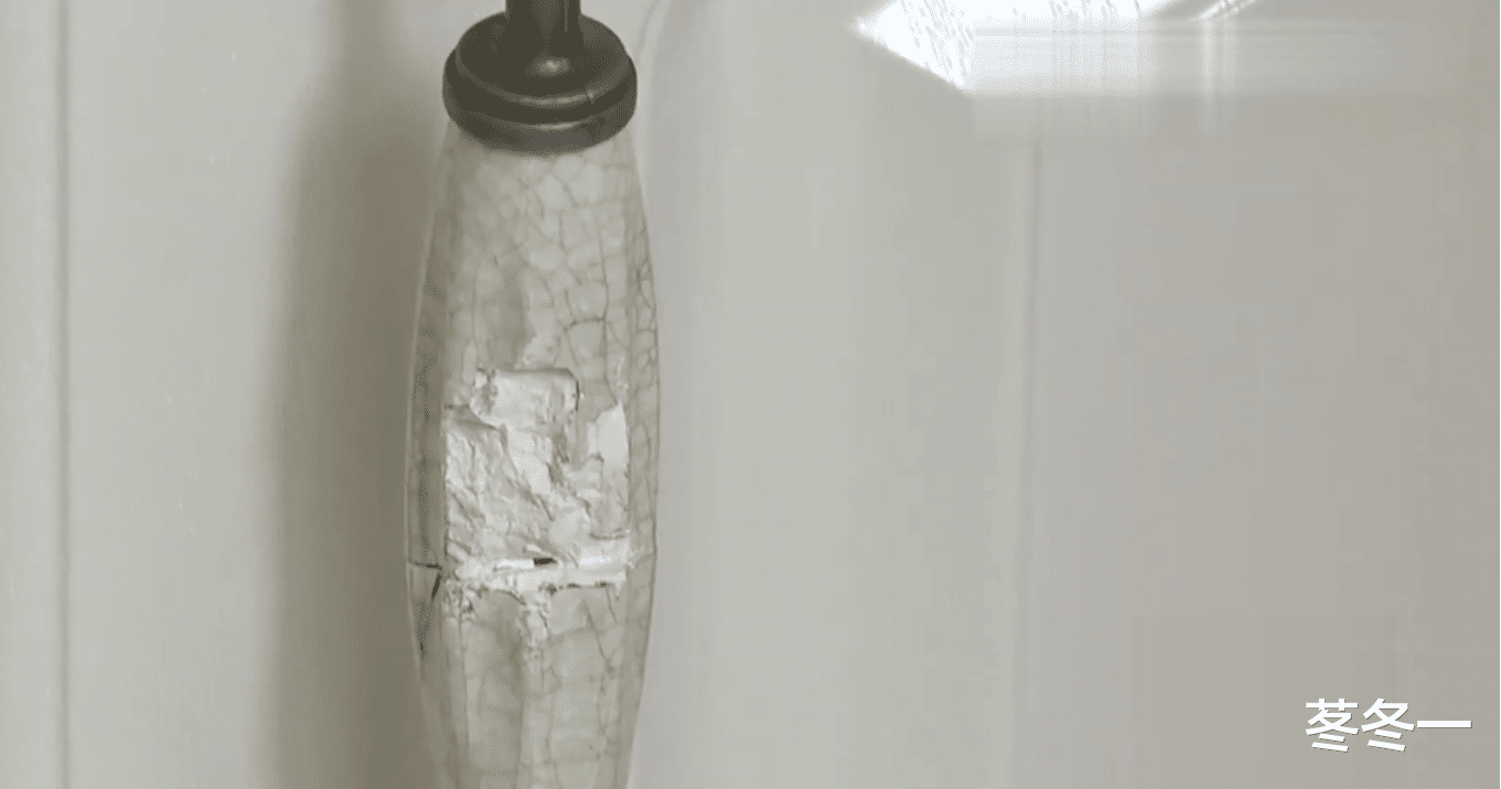 |杭州一男子的书房,被邻居的鞋柜挡住光线,几次沟通无果砸了鞋柜