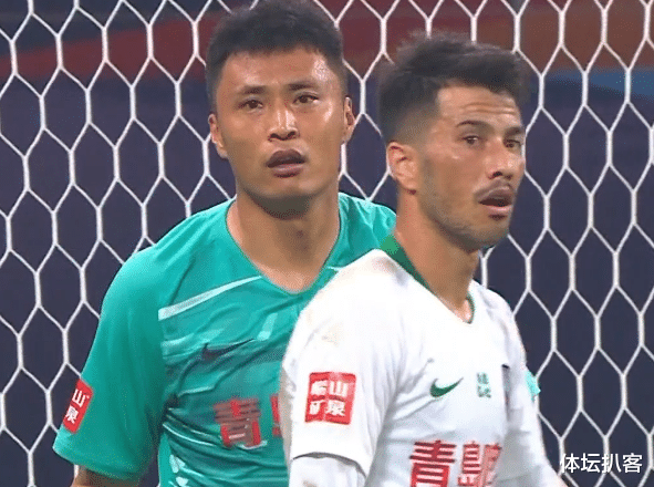 中超|新赛季中超首粒乌龙球诞生!25岁国脚大爆发,武汉球迷欢呼庆祝!