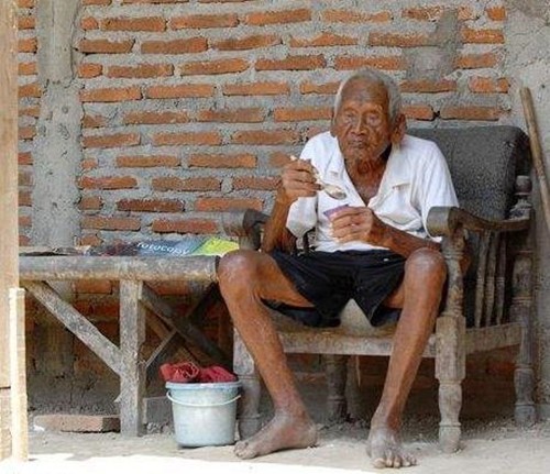 [乾隆]他活了147岁，娶了4任妻子，眼看着儿女一个个离世，最终选择自尽