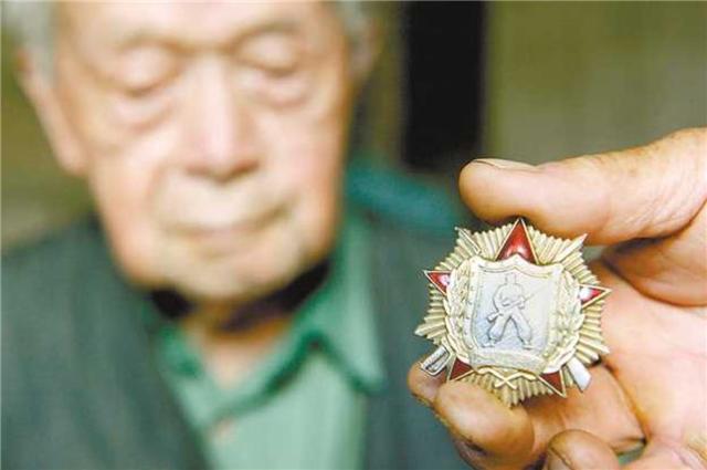 臆说古史|他一人歼灭敌军400多人，隐姓埋名36年后，因2400元欠款暴露身份